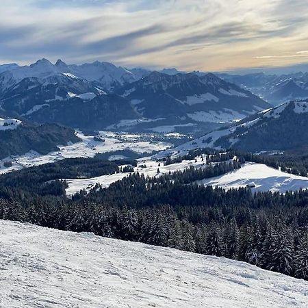 Confortable chalet avec magnifique vue en Gruyère. Charmey Esterno foto