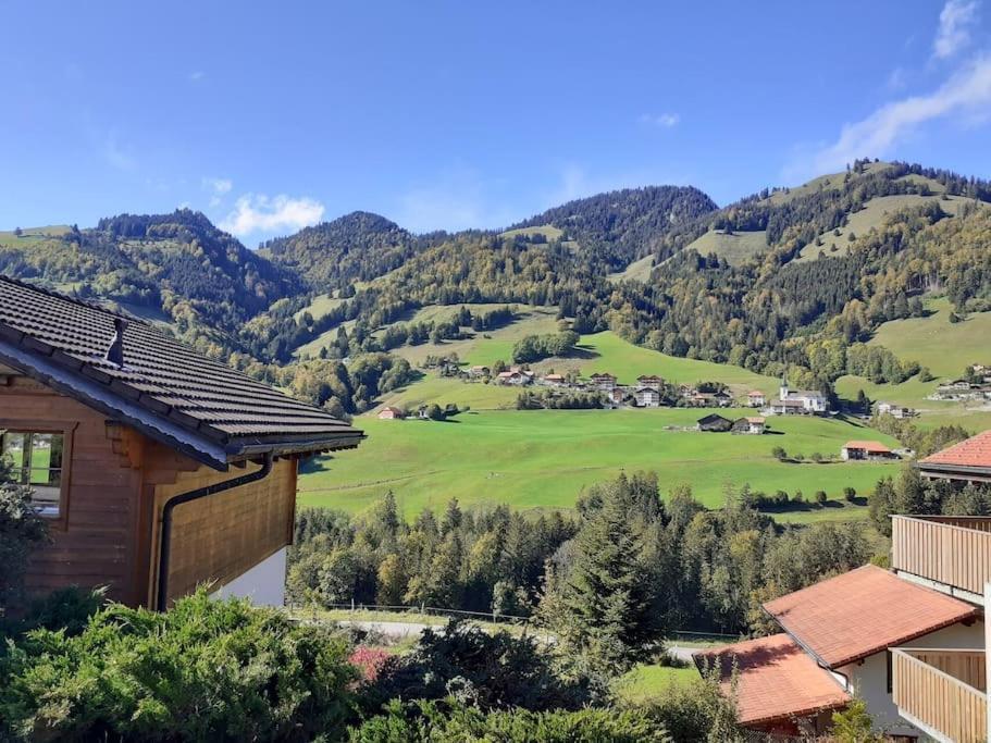 Confortable chalet avec magnifique vue en Gruyère. Charmey Esterno foto