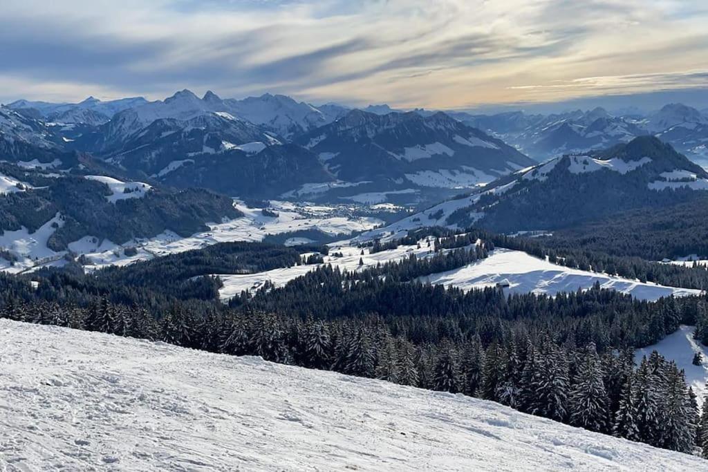 Confortable chalet avec magnifique vue en Gruyère. Charmey Esterno foto
